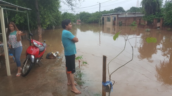 Arroyo Guazú inunda a vecinos del barrio San Antonio