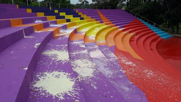Desconocidos destruyen pintura del anfiteatro esteño - ADN Paraguayo
