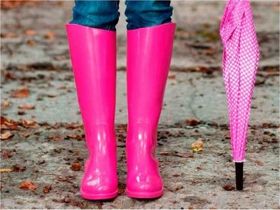 Escasean las botas de lluvia en los comercios