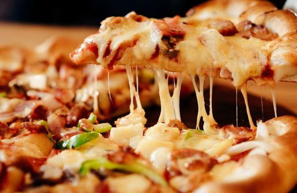 Millonarios de Nigeria piden pizzas a Londres y se las llevan en avión - C9N