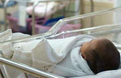La conmovedora historia de un enfermero que adoptó a un bebé abandonado en el hospital - C9N