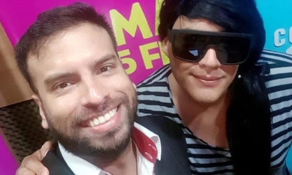 Quería conducir el programa de radio "en toalla"