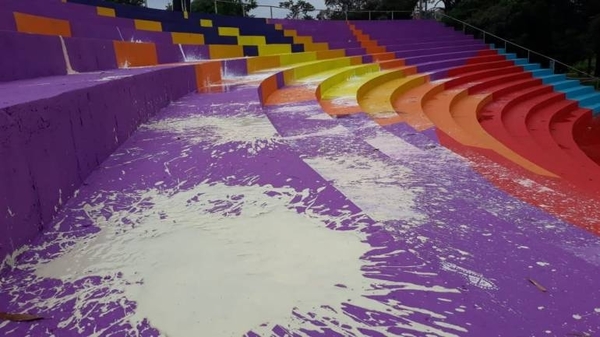 HOY / En medio de fuerte puja política, pintata con colores del arcoíris desata conflicto