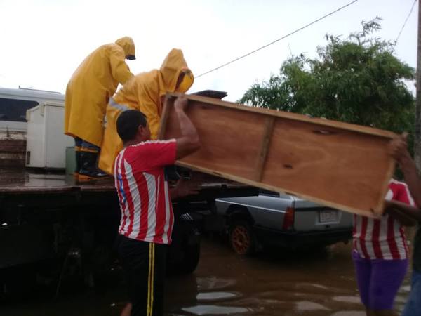 Decenas de familias huyen de las inundaciones en Asunción - ADN Paraguayo