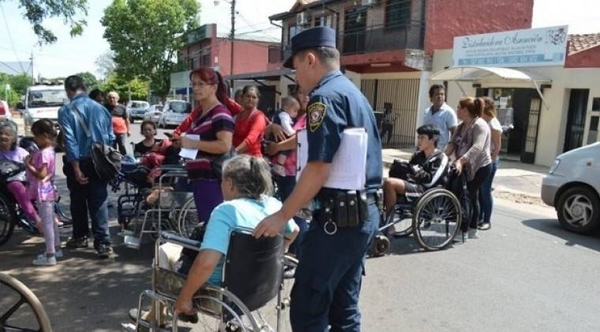 HOY / Farmacia de Senadis está desabastecida: “Estamos cansados”, dicen pacientes