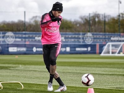 Neymar vuelve a tocar el balón pero aun debe pasar test médico