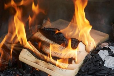 Los libros “inadecuados” a la hoguera, por orden de sacerdotes polacos - Periodismo Joven - ABC Color