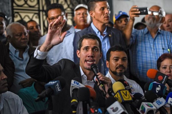 Guaidó bajo amenaza de arresto acusado de usurpar funciones de Maduro