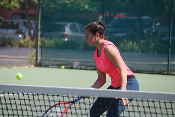 Montserrat González no pasa de primera ronda