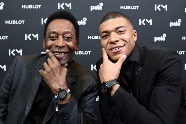 Pelé fue hospitalizado en París