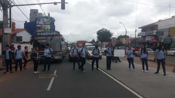 Estudiantes de la Fenaes exigen la interpelación del ministro Petta » Ñanduti