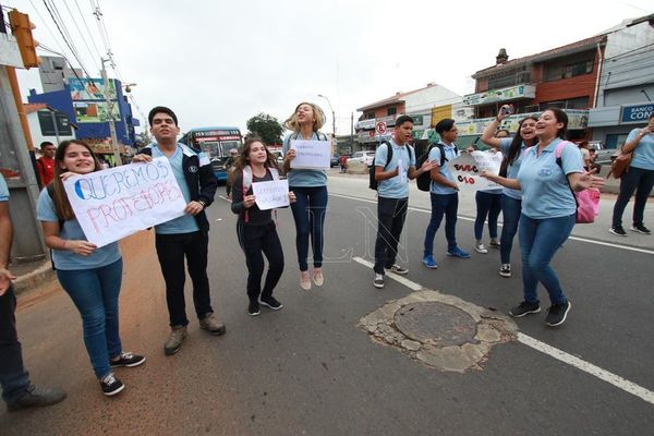 Falta de docentes: estudiantes protestan en varias ciudades