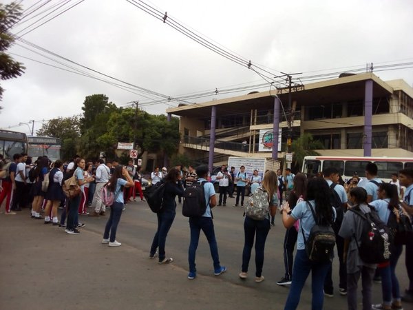 Estudiantes cierran ruta en Fernando de la Mora
