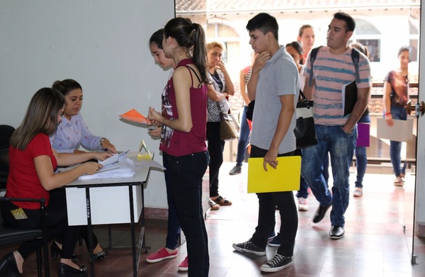 Masiva afluencia de postulantes interesados en acceder a becas de Yacyretá | Paraguay en Noticias