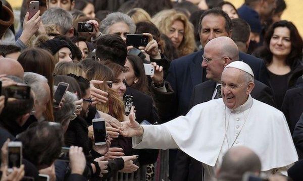 El papa advierte a los jóvenes sobre internet, sexualidad y machismo
