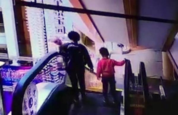 Madre pierde el equilibrio en escalera mecánica y deja caer a su bebé de cuatro meses - C9N