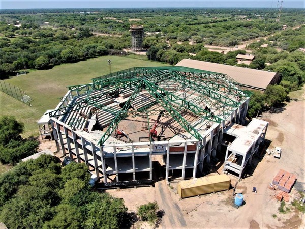 Avanza la construcción de un moderno polideportivo en Loma Plata