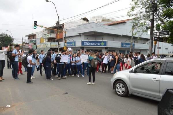 En Fdo. de la Mora cierran ruta para exigir docentes - Nacionales - ABC Color