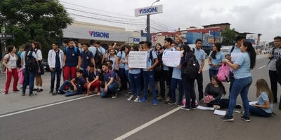 HOY / Crisis educativa por falta de docentes y otros 'dramas': piden solución y la 'cabeza' de Petta