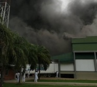 Incendio de gran magnitud consume Frigorífico Chortizer - Paraguay.com