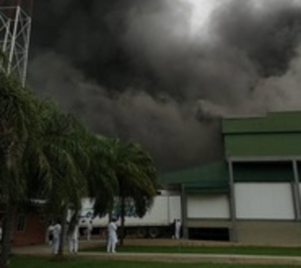Incendio de gran magnitud consume Frigorífico Chortizer - Paraguay.com