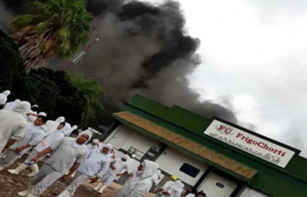 Registran incendio de grandes proporciones en un frigorífico - Radio 1000 AM