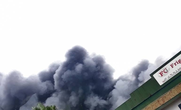HOY / Incendio de gran magnitud en frigorífico de Loma Plata