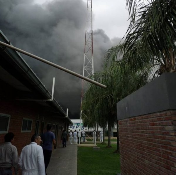 Incendio en FrigoChorti | Paraguay en Noticias 
