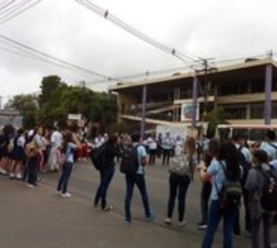 Alumnos cierran ruta en Fernando de la Mora por falta de profesores - Paraguay.com