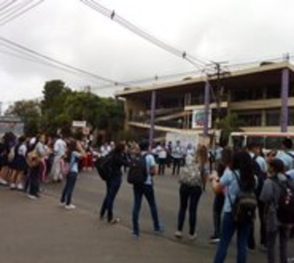 Alumnos cierran ruta en Fernando de la Mora por falta de profesores - Paraguay.com