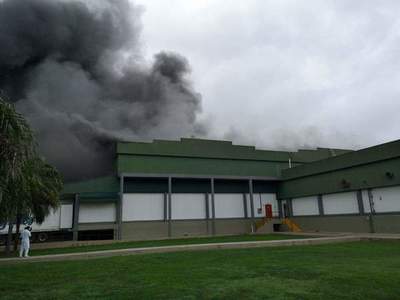 Incendio de gran magnitud afectó al frigorífico de Chortitzer