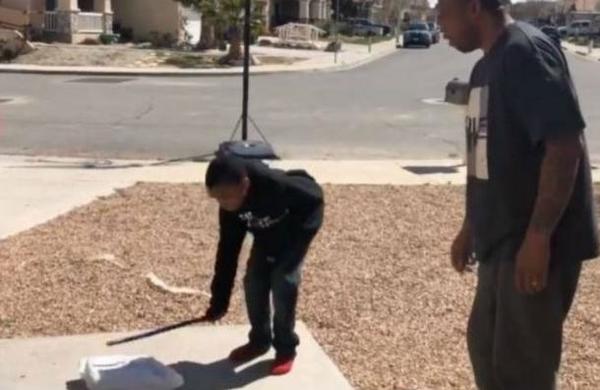 Niño reprobó en el colegio y su padre lo obligó a romper su PS4 - C9N