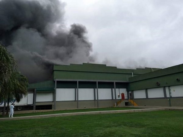 Reportan incendio de gran magnitud en un frigorífico en Loma Plata | Paraguay en Noticias