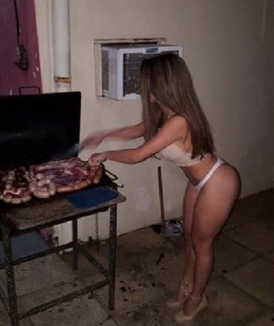 "Parrillera sexy" causa enfado a las parejas de los muchachos