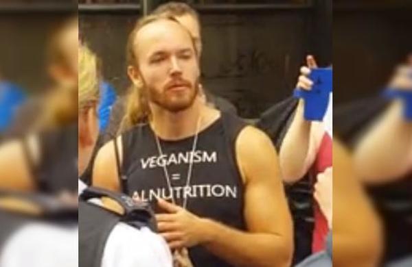 Youtuber 'antivegano' se come una ardilla cruda en medio de un mercado vegano - C9N