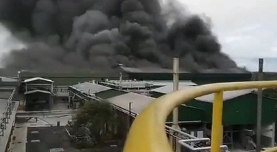 Controlan incendio de gran magnitud en frigorífico