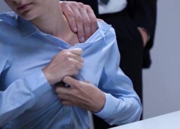 HOY / "Manoseo de piernas, abdomen y genitales": acoso sexual de jefe de IPS a jóvenes médicos