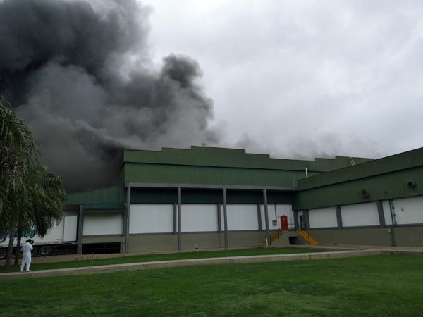 Refieren que incendio en frigorífico deja millonarias pérdidas - ADN Paraguayo