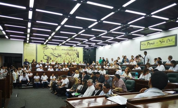 Diputados aprueban jubilación de médicos a los 55 años y con 25 años de aporte
| Paraguay en Noticias
