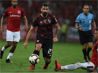 Internacional empata ante el campeón pero sigue líder