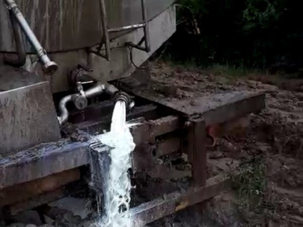 Derramaron 24.000 litros de leche por mal estado de caminos
