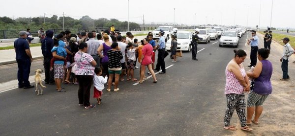 Caos en tránsito por cierre de ribereños - Edicion Impresa - ABC Color