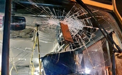 HOY / Lanzaron trozo de hierro a un bus, restos de vidrio quedaron en los ojos del chofer