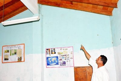 Parte del techo de una escuela cae sobre un alumno en Eugenio A. Garay - Edicion Impresa - ABC Color