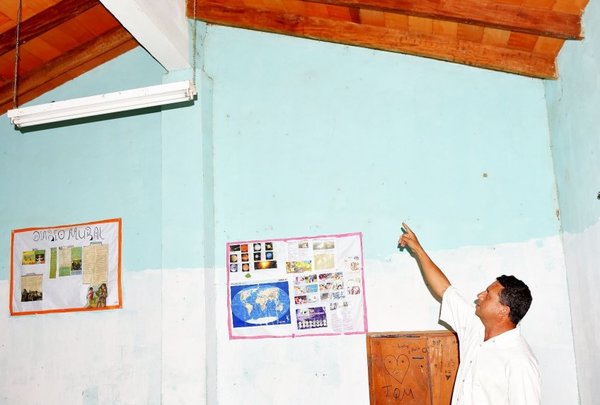 Parte del techo de una escuela cae sobre un alumno en Eugenio A. Garay - Edicion Impresa - ABC Color