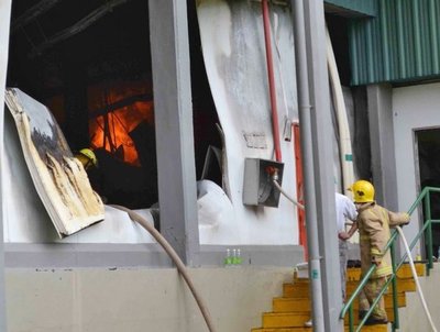 Incendio de gran magnitud destruye parte de un frigorífico en Loma Plata - Edicion Impresa - ABC Color