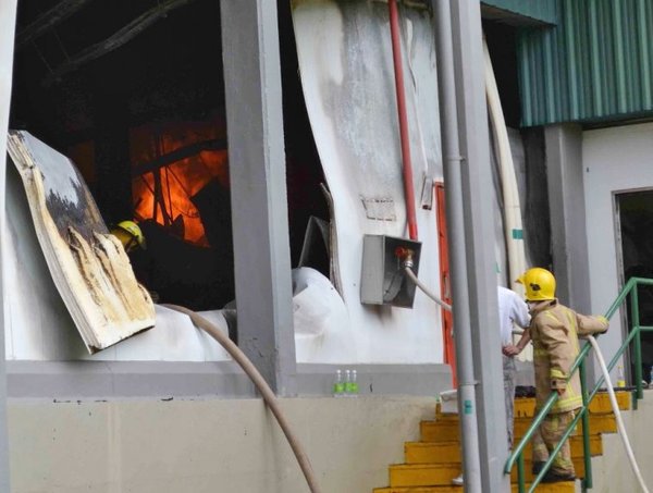 Incendio de gran magnitud destruye parte de un frigorífico en Loma Plata - Edicion Impresa - ABC Color