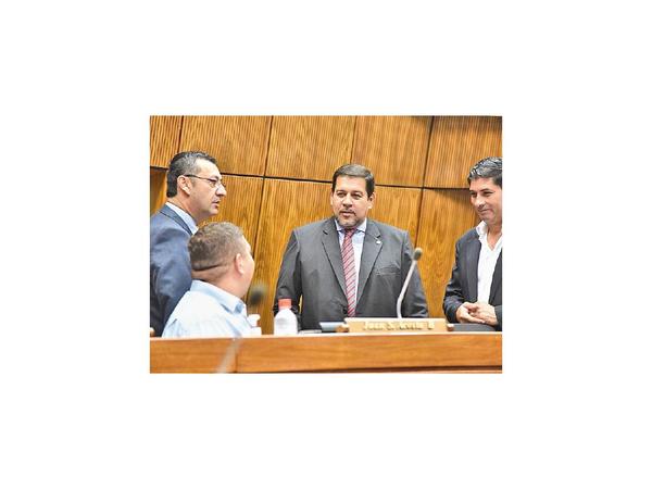 Abdistas respaldan a D’Ecclesiis en pelea con el gobernador
