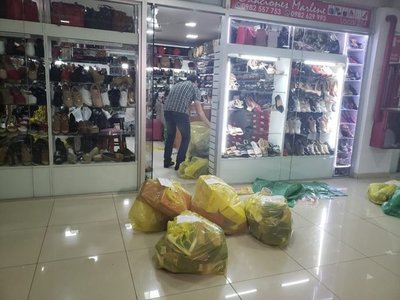 Confiscan calzados deportivos de origen chino en el Mercado 4