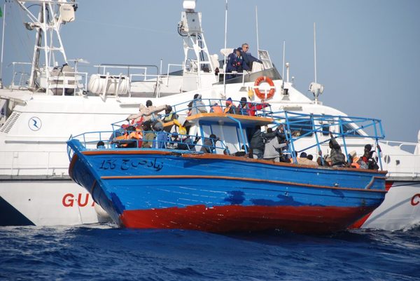 Países mediterráneos niegan entrada a barco con 64 migrantes